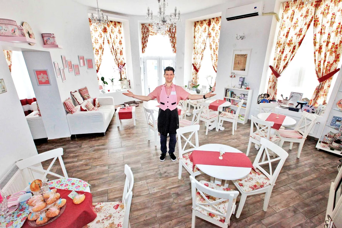 
    Poţi răsfoi o carte în timp ce savurezi  un ceai sau o cafeaFoto: Roberto Sălceanu  