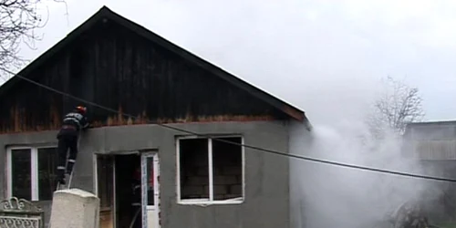 Angajaţii ISU au intervenit pentru a stinge flăcările care au cuprins casa Didinei Enache din Săuceşti