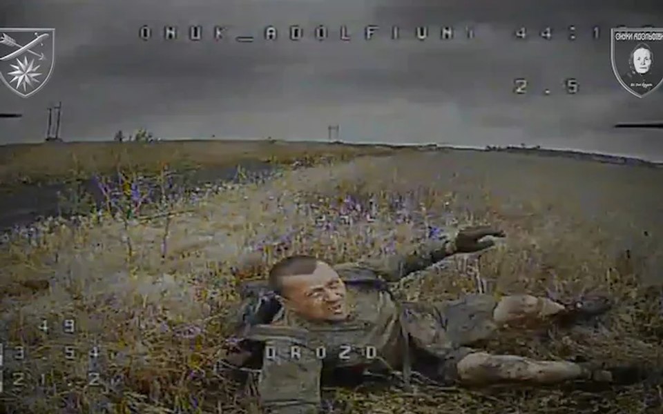 Imagini șocante cu soldați ruși panicați, încercând cu disperare să se ferească de drone. Soldat ucrainean: „E noul trend”