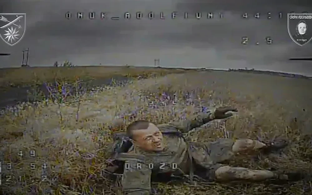 Imagini șocante cu soldați ruși panicați, încercând cu disperare să se ferească de drone. Soldat ucrainean: „E noul trend”