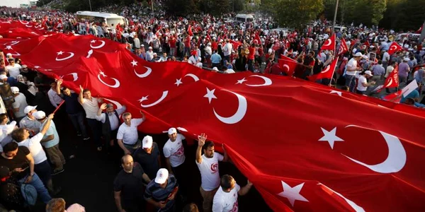 Oamenii deţin un steag imens turcesc la un miting pentru prima aniversare după încercarea eşuată de înlăturare a preşedintelui turc Recep Tayyip Erdogan în Istanbul Turcia FOTO EPA Erdem Sahin 