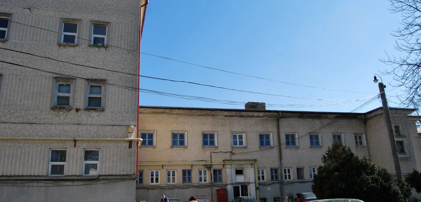 Clădirea în care funcţionează Secţiile de Psihiatrie şi Boli Infecţioase este foarte veche şi deteriorată                                                                                              Foto Simona Voicu