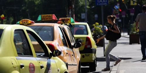 Taximetriștii au fost amendați cu 8.000 de lei