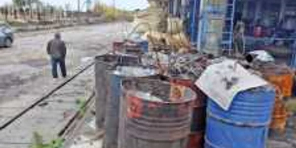 O parte dintre butoaiele cu substanţe toxice se află încă în curtea unei firme de construcţii