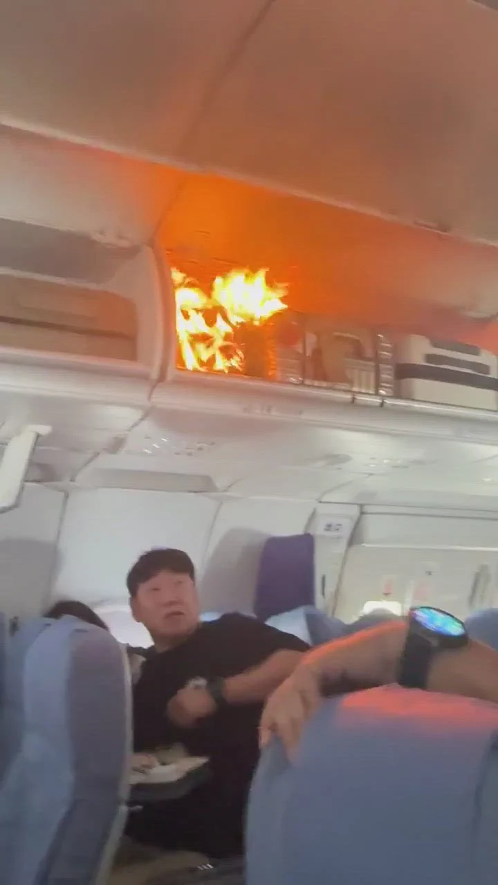 Flăcări și panică în avionul Air China: zbor deviat după ce o baterie aflată în bagajele de mână a luat foc