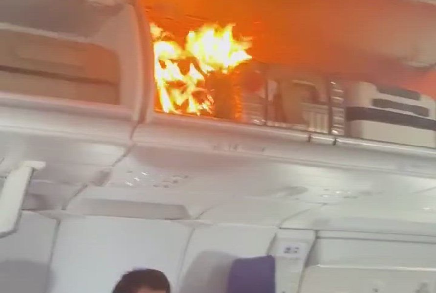 Flăcări și panică în avionul Air China: zbor deviat după ce o baterie aflată în bagajele de mână a luat foc