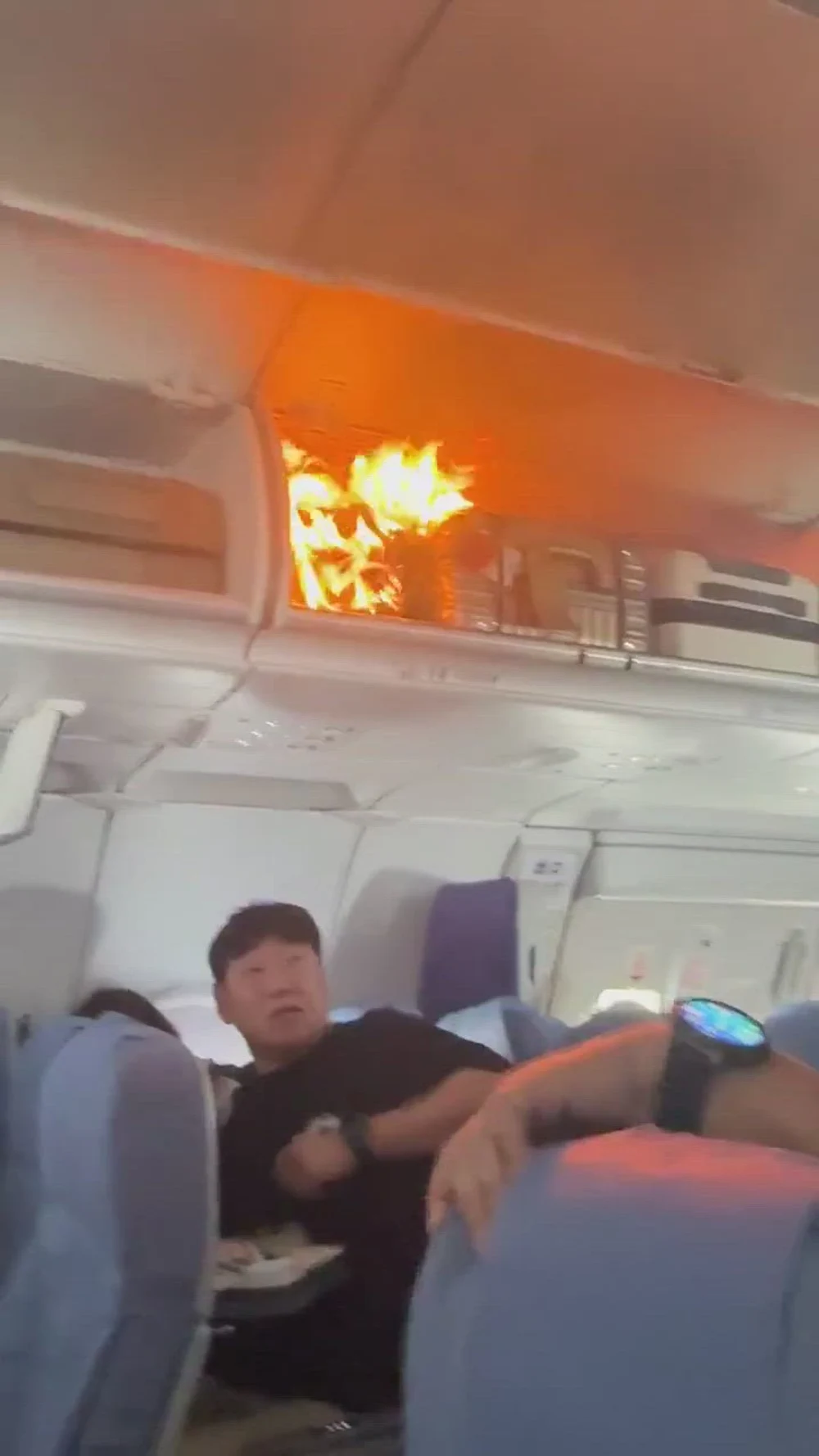 Flăcări și panică în avionul Air China: zbor deviat după ce o baterie aflată în bagajele de mână a luat foc