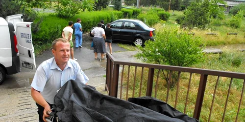 Cadavrele sinucigașilor au fost autopsiate de medicii legiști