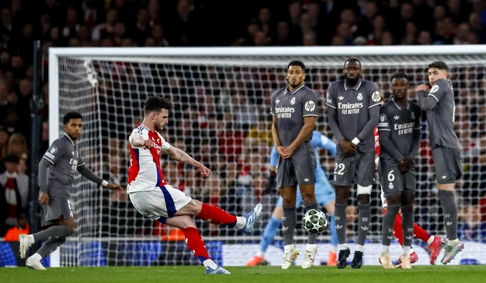 Declan Rice (roșu și alb) a decis jocul în favoarea londonezilor (FOTO: EPA)