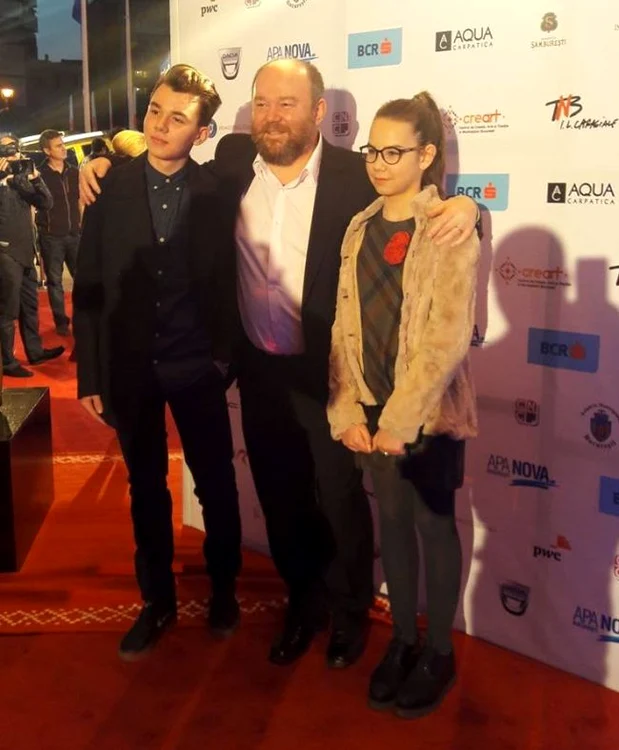 Mihai Constantin a pozat alături de copiii lui adolescenți