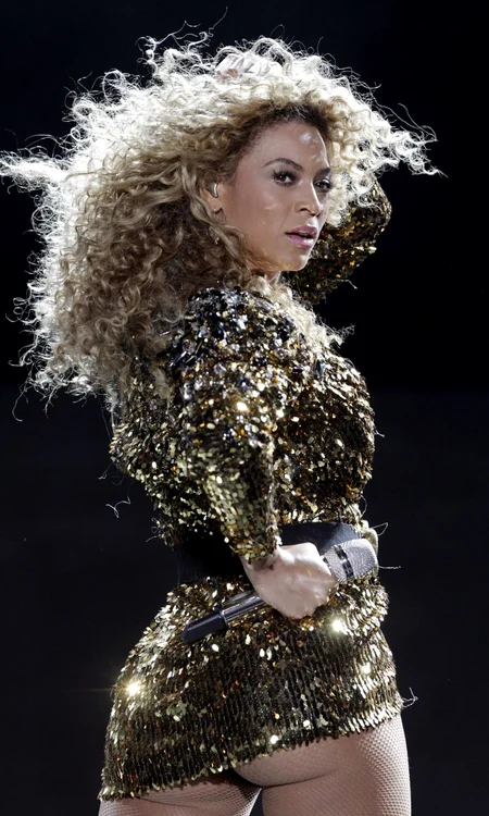 
    Beyonce pe scenă la Glastonbury  