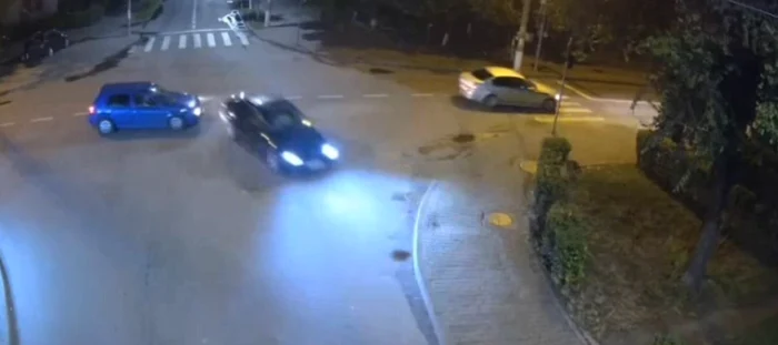 Şoferiţa s-a îndreptat cu viteză spre trotuar şi a lovit trei maşini parcate. FOTO: captură video