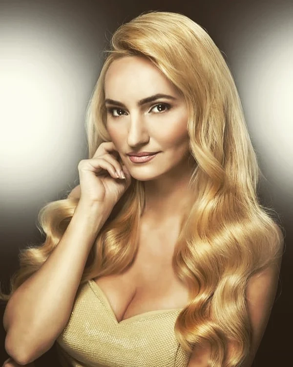 Adela Diaconu revine pe micile ecrane cu emisiunea tv care a consacrat-o în Brașov, „BV 01 ADE”foto: arhiva personală