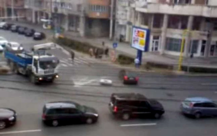 Cluj: VIDEO Capac de cămin uitat în intersecţie, ridicat cu macaraua!