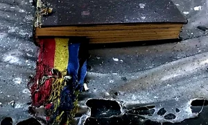 Biblia și tricolorul au rămas intacte jpeg