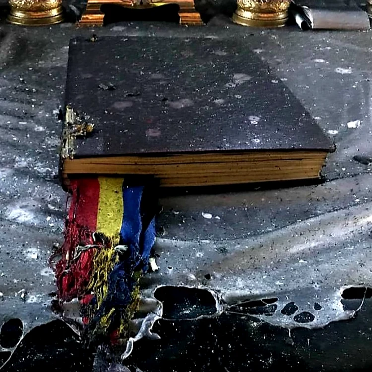 Biblia și tricolorul au rămas intacte