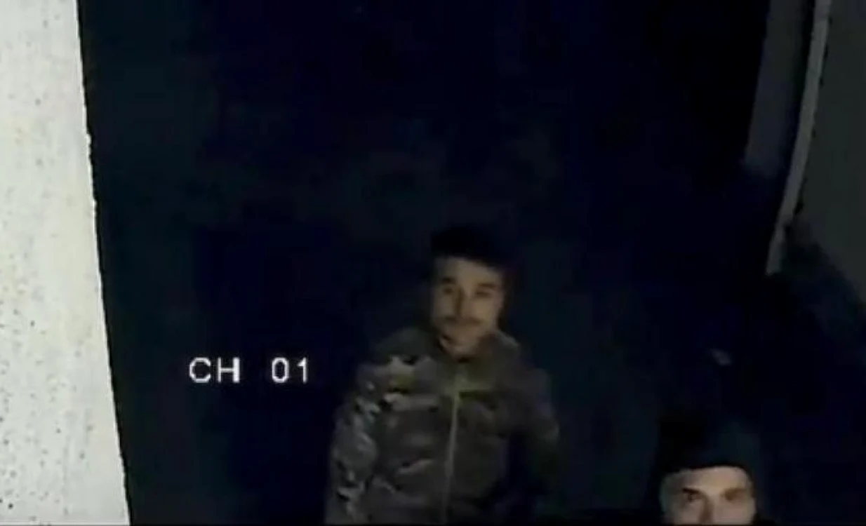 Cei doi hoţi, suprinşi pe imaginile înregistrate de camera de supraveghere FOTO Youtube