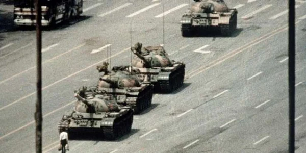 Imaginea cu bărbatul care s-a aşezat în faţa tancurilor armatei chineze a devenit emblematică FOTO Wkipedia