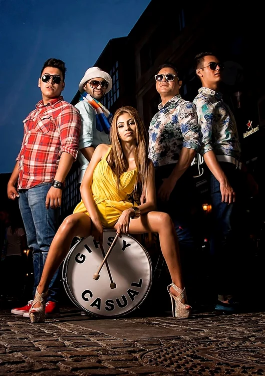 Gya si colegii de la Gipsy Casual