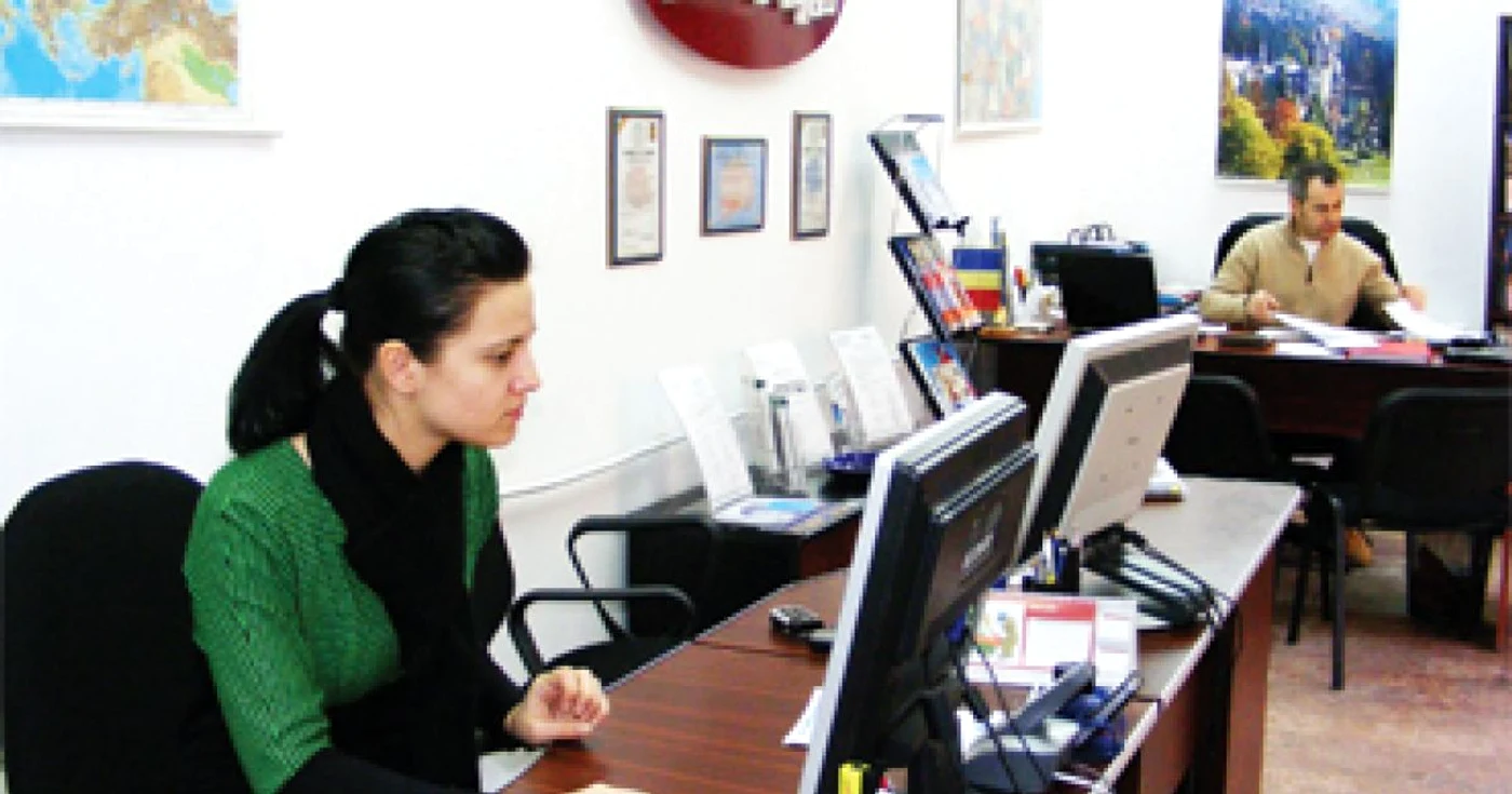 Reprezentanţii agenţiilor de voiaj spun că oamenii sunt atraşi de reducerile mari şi plata pachetelor în rate. foto: Corina Macavei