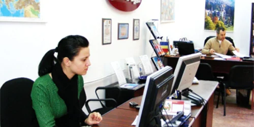 Reprezentanţii agenţiilor de voiaj spun că oamenii sunt atraşi de reducerile mari şi plata pachetelor în rate. foto: Corina Macavei