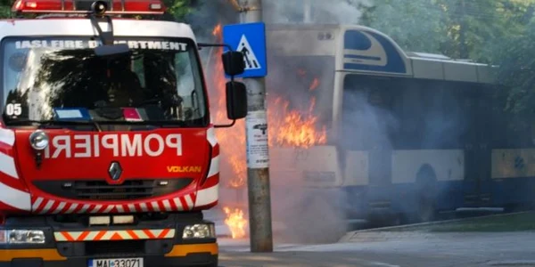 Flăcările au fost stinse de pompieri FOTO Ziarul de Iasi