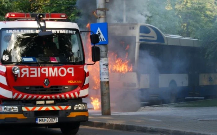 Flăcările au fost stinse de pompieri FOTO Ziarul de Iaşi