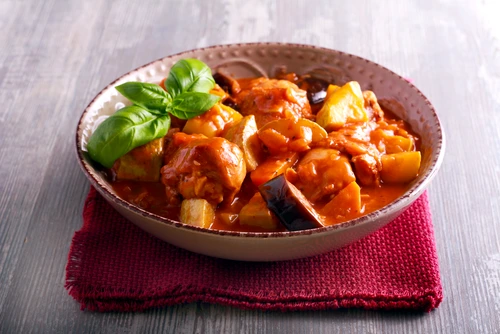 Tocana de pui cu legume Sursa foto shutterstock 690750547 jpg