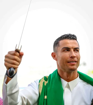 Cristiano Ronaldo, în ipostaze inedite cu o sabie primită cadou FOTO Profimedia