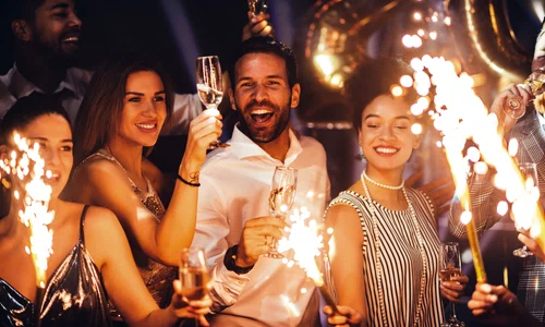 Petrecere Revelion - alcool- artificii FOTO Shutterstock 