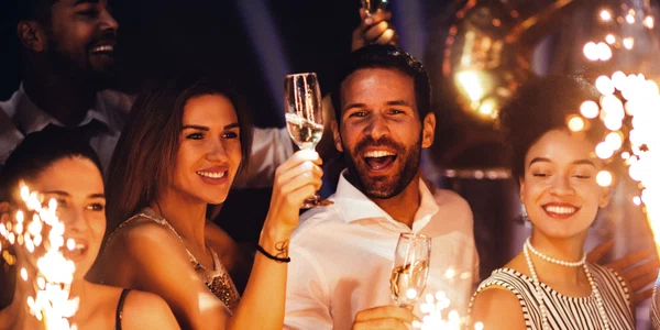 Petrecere Revelion - alcool- artificii FOTO Shutterstock 