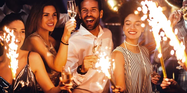 Petrecere Revelion - alcool- artificii FOTO Shutterstock 