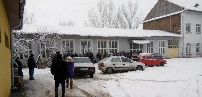 Pachetele cu alimente de la UE sunt distribuite la Slatina de la cantina fostului Liceu de Construcţii (FOTO: Mugurel Manea)