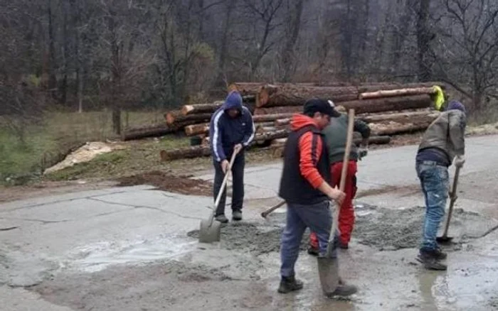 localnicii au astupat gropile de pe drum                                                                             FOTO: Facebook