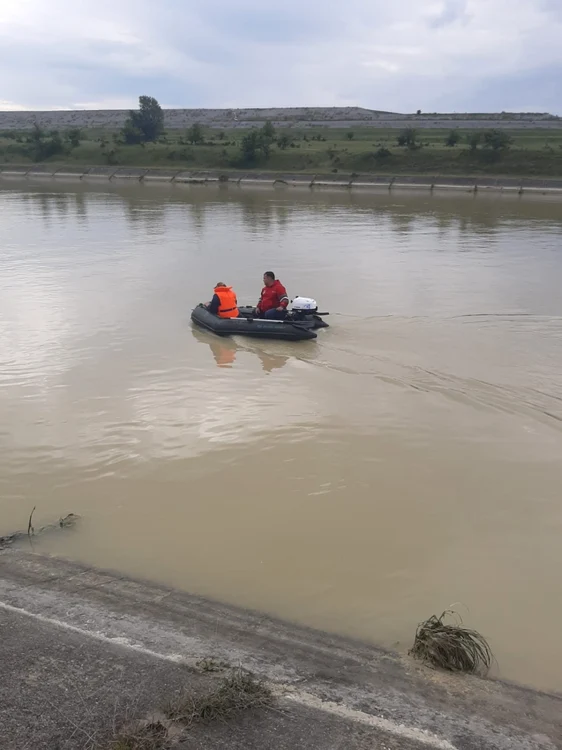 Echipajele de scafandri caută în Olt un vâlcean plecat la pescuit Foto Adevărul