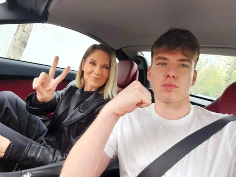 Fostul manechin Romanița Iovan și fiul său, Albert Iovan, își sărbătoresc ziua la comun. FOTO: Facebook