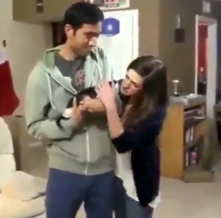 
    Filmuleţul abundă în trucuri simpaticecaptură video  