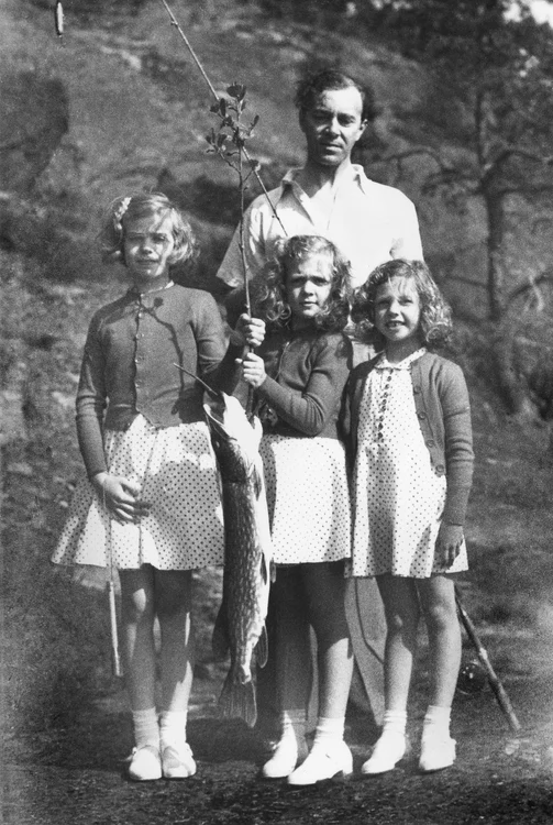 Prințul moștenitor Gustaf Adolf cu Prințesa Margaretha, Prințesa Birgitta și Prințesa Desiree, 1943