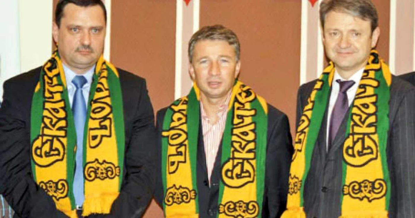 Dan Petrescu (în centru)  împreună cu guvernatorul şi cu preşedintele echipei ruse, Alexandr Tkacev (dreapta)  