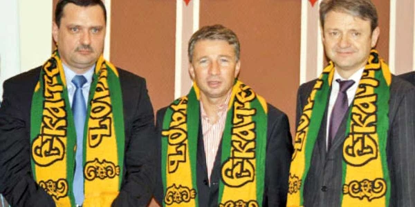 Dan Petrescu (în centru)  împreună cu guvernatorul şi cu preşedintele echipei ruse, Alexandr Tkacev (dreapta)  