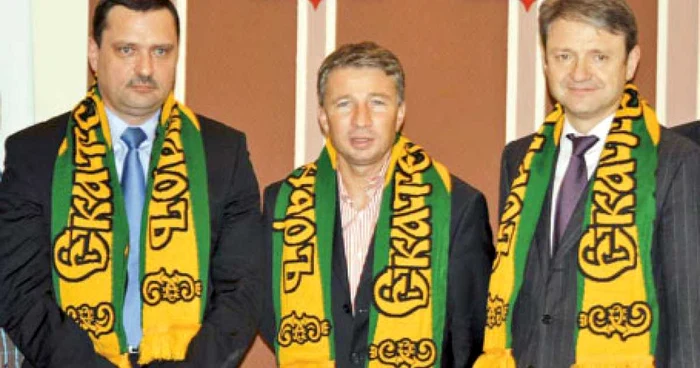 Dan Petrescu (în centru)  împreună cu guvernatorul şi cu preşedintele echipei ruse, Alexandr Tkacev (dreapta)  