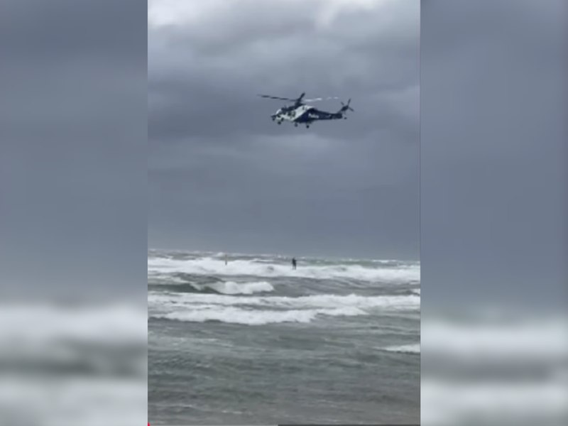 Un britanic „neexperimentat” s-a înecat după ce placa de surf s-a rupt în timpul furtunii. Prietenul său a murit încercând să-l salveze