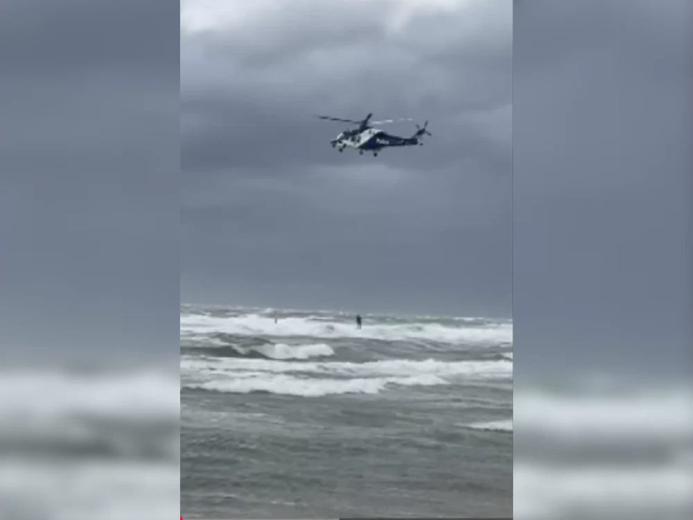 Un britanic „neexperimentat” s-a înecat după ce placa de surf s-a rupt în timpul furtunii. Prietenul său a murit încercând să-l salveze