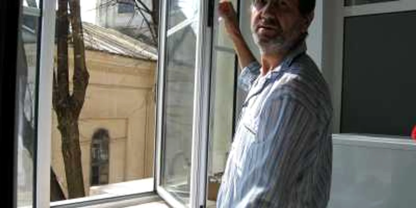 Ioan Ţugurlan, pacient, arată fereastra pe care a sărit deţinutul