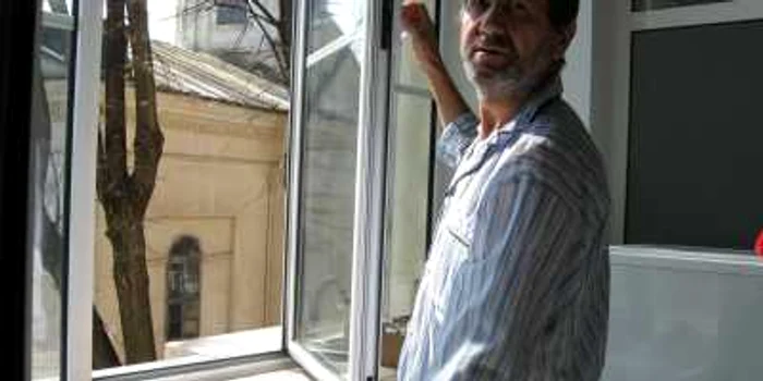 Ioan Ţugurlan, pacient, arată fereastra pe care a sărit deţinutul