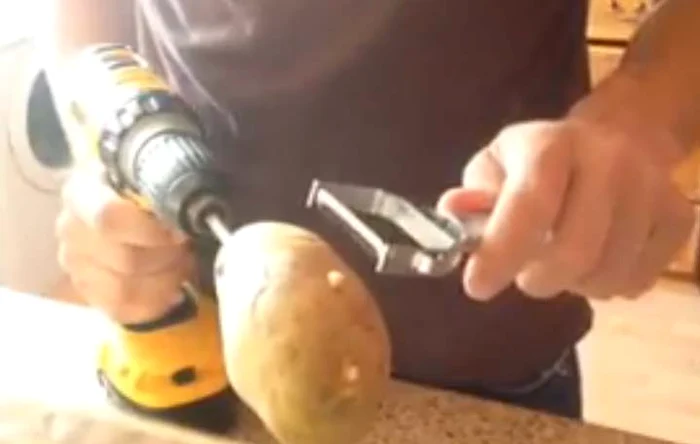 Cartoful a fost băgat în lama bormaşineiFoto: Captură Youtube