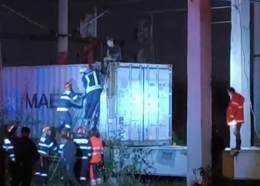 Imagini cu adolescentul de 17 ani, electrocutat făcând parkour pe vagoanele de marfă în Iaşi. „Ardea și striga «Chemați salvarea!»”