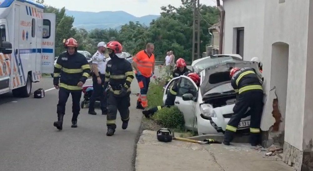 O șoferiță a pierdut controlul mașinii și s-a izbit de zidul unei case, în Alba. Femeia a fost găsită în stare de șoc