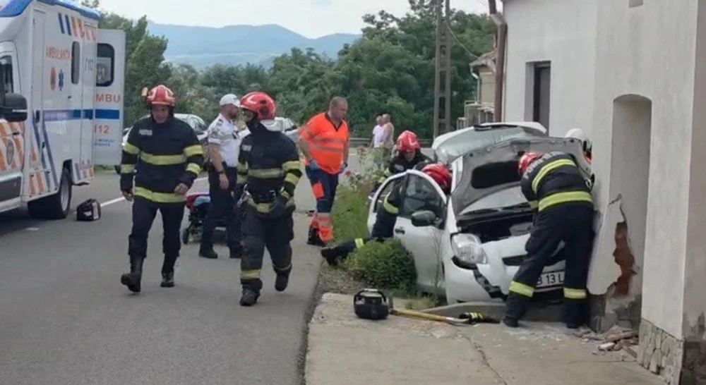 O șoferiță a pierdut controlul mașinii și s-a izbit de zidul unei case, în Alba. Femeia a fost găsită în stare de șoc