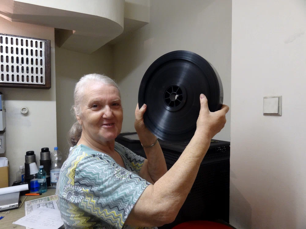 „Acum sînt zece spectatori Doi se pupă şi ceilalţi dorm” jpeg